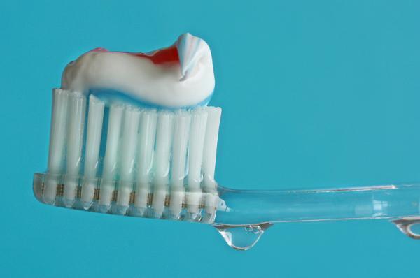 Fluoridhaltige Zahncreme als Kariesschutz Fluoridhaltige Zahncreme als Kariesschutz