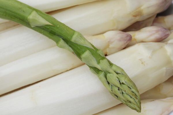 Egal, ob grün, weiß oder violett - Spargel ist gesund.