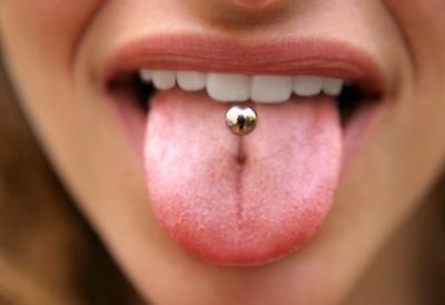 Ein Zungenpiercing kann Parodontitis befördern ,  (c) fotolia.de / YBond