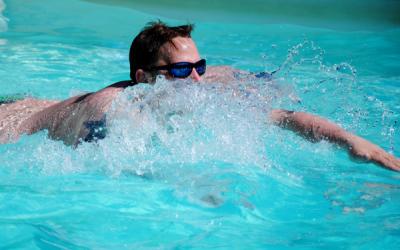 Bild zum Beitrag Richtiges Schwimmen verhindert Rückenschmerzen (c) Klaus Steves / pixelio.de