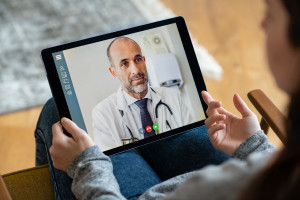 Videosprechstunde beim Facharzt, (c) Getty Images / Ridofranz