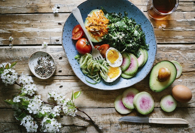 Salate mit Ei oder Fleisch sind Keto - Standard