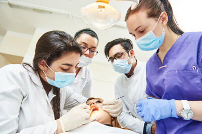 Behandluing durch Studierende der Zahnmedizin ,  (c) getty Images / kadmy Behandluing durch Studierende der Zahnmedizin ,  (c) getty Images / kadmy
