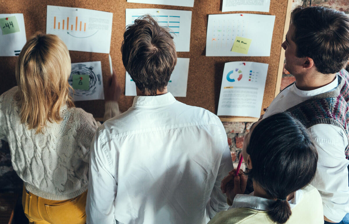Informationstafel für Arbeitnehmer in einem Unternehmen  Informationstafel für Arbeitnehmer in einem Unternehmen