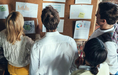 Informationstafel für Arbeitnehmer in einem Unternehmen ,  (c) getty Images / littlehenrabi