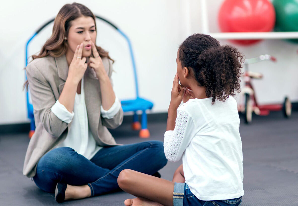 Logopädische Sitzung mit einem Kind 