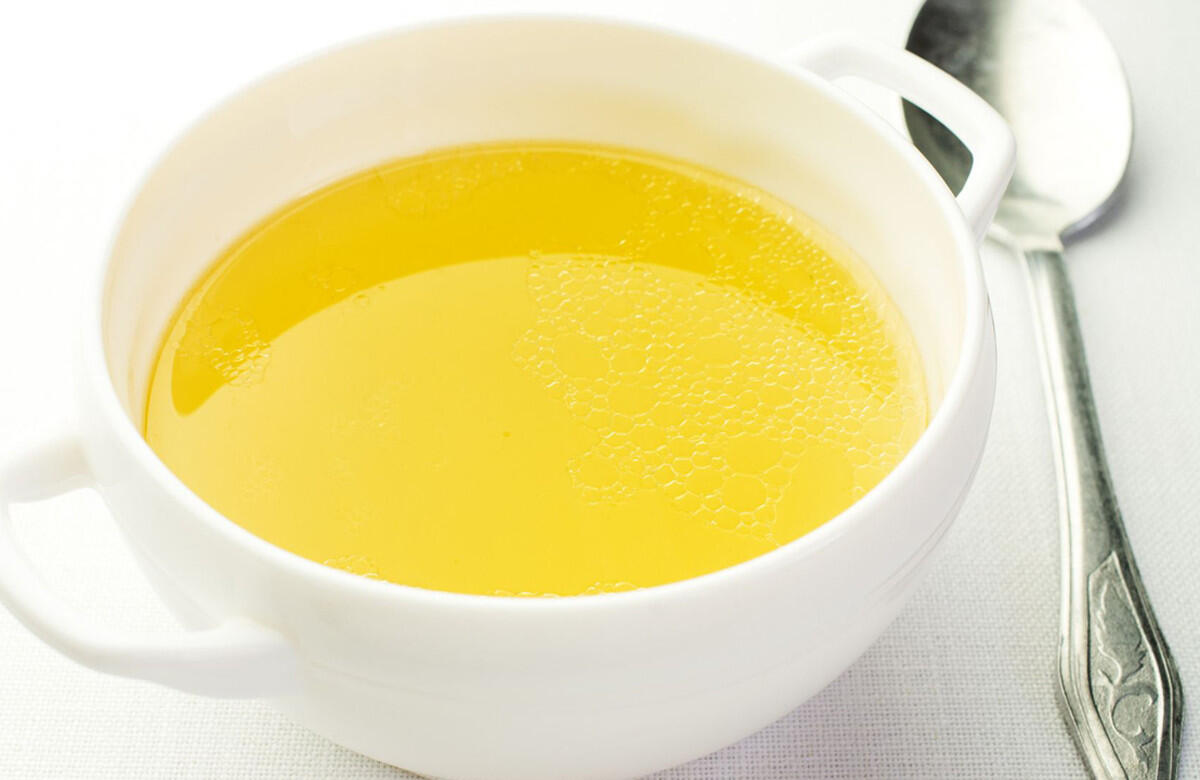 Beim Heilfasten sind Flüssigkeiten wie Brühe und Kräutertees wichtig  