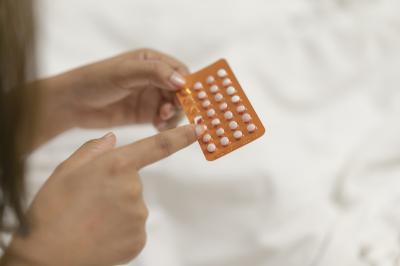 Verhütung mit der Minipille,  (c) getty Images / CHAIWATPHOTOS