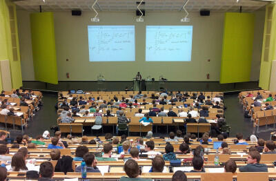 Studierende in einem Hörsaal 