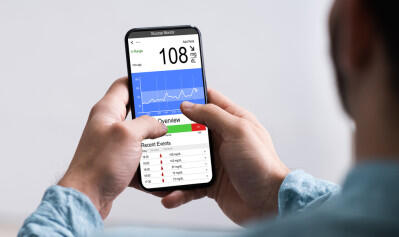 Glucose Werte checken mit einer Diabetes-App ,  (c) getty Images / AndreyPopov Glucose Werte checken mit einer Diabetes-App ,  (c) getty Images / AndreyPopov
