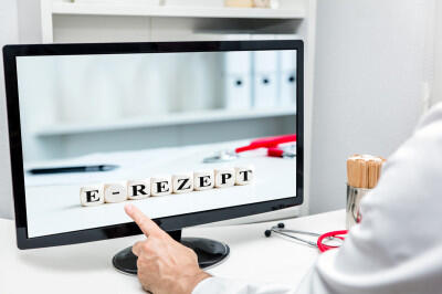 Elektronisches Rezept (eRezept) für Medikamente und Hilfsmittel,  (c) Getty Images / Miriam Doerr Elektronisches Rezept (eRezept) für Medikamente und Hilfsmittel,  (c) Getty Images / Miriam Doerr