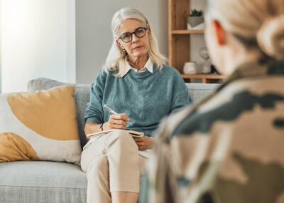 Psychotherapeutisches Gespräch,  (c) getty Images /PeopleImages Psychotherapeutisches Gespräch,  (c) getty Images /PeopleImages