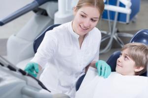 Fissurenversiegelung gegen Karies bei Kindern,  (c) Fotolia.com / Photographee Fissurenversiegelung gegen Karies bei Kindern,  (c) Fotolia.com / Photographee