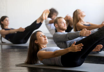 Pilates - Übungen in der Gruppe,  (c) Getty Images / fizkes