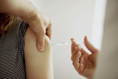 Impfung einer Jugendlichen gegen HPV,  (c) AOK Sachsen-Anhalt