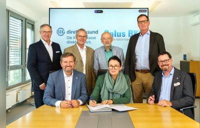 Gemeinsame Unterzeichnung des Kooperatinsvertrages durch dir Vorstände beider Kassen