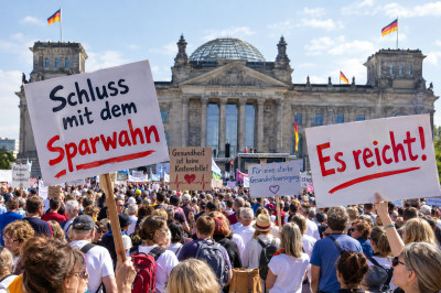 Taudende auf der Protestdemonstration gegen Einsparungen im Gesundheitswesen , generiert mit GPT 5.6 Luna Taudende auf der Protestdemonstration gegen Einsparungen im Gesundheitswesen , generiert mit GPT 5.6 Luna