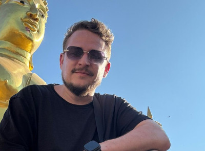 Der Autor Tobias Gensicke lebt seit 2025 in Pattaya (Thailand)  