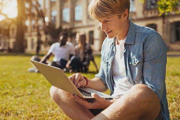 Student mit Laptop