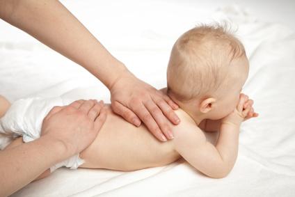 Osteopathie f&uuml;r Babys (c) Fotolia.de / Kristin Gr&uuml;ndler