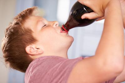 Süße Soft Drinks sind mit verantwortlich für Diabetes und Übergewicht bei Kindern , (c) Fotolia.de / Monkey Buisiness