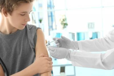 Impfung eines Jugendlichen