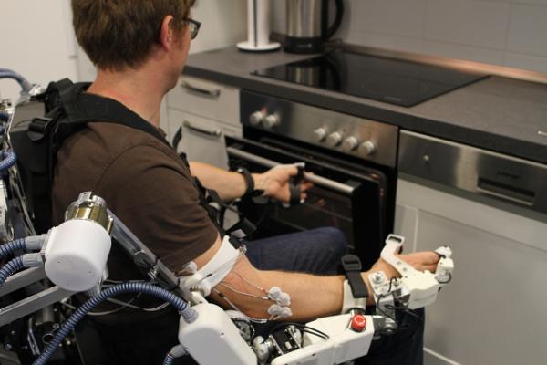 Krankenkassen &uuml;bernehmen erstmals Kosten f&uuml;r Exoskellette