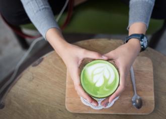 Voll im Trend: Ein Matcha Latte gehört zur Kaffeekultur