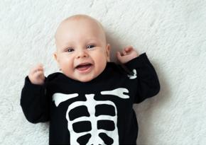 Neugeborene haben mehr Knochen als Erwachsene