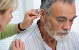 Hörgeräte werden am Ohr angepasst und eingestellt