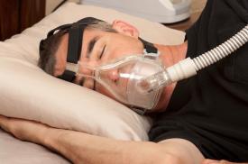 (c) Schlafmaske (CPAP) bei Apnoe