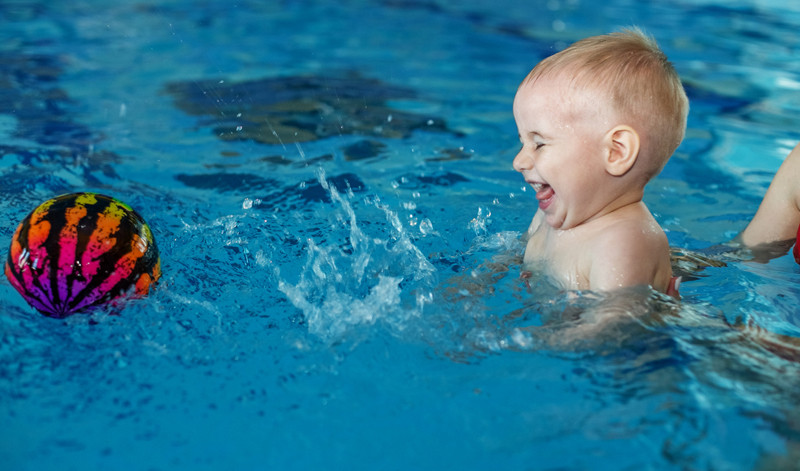 Babyschwimmen stärkt Reflexe und frühkindliche Körperkoordination