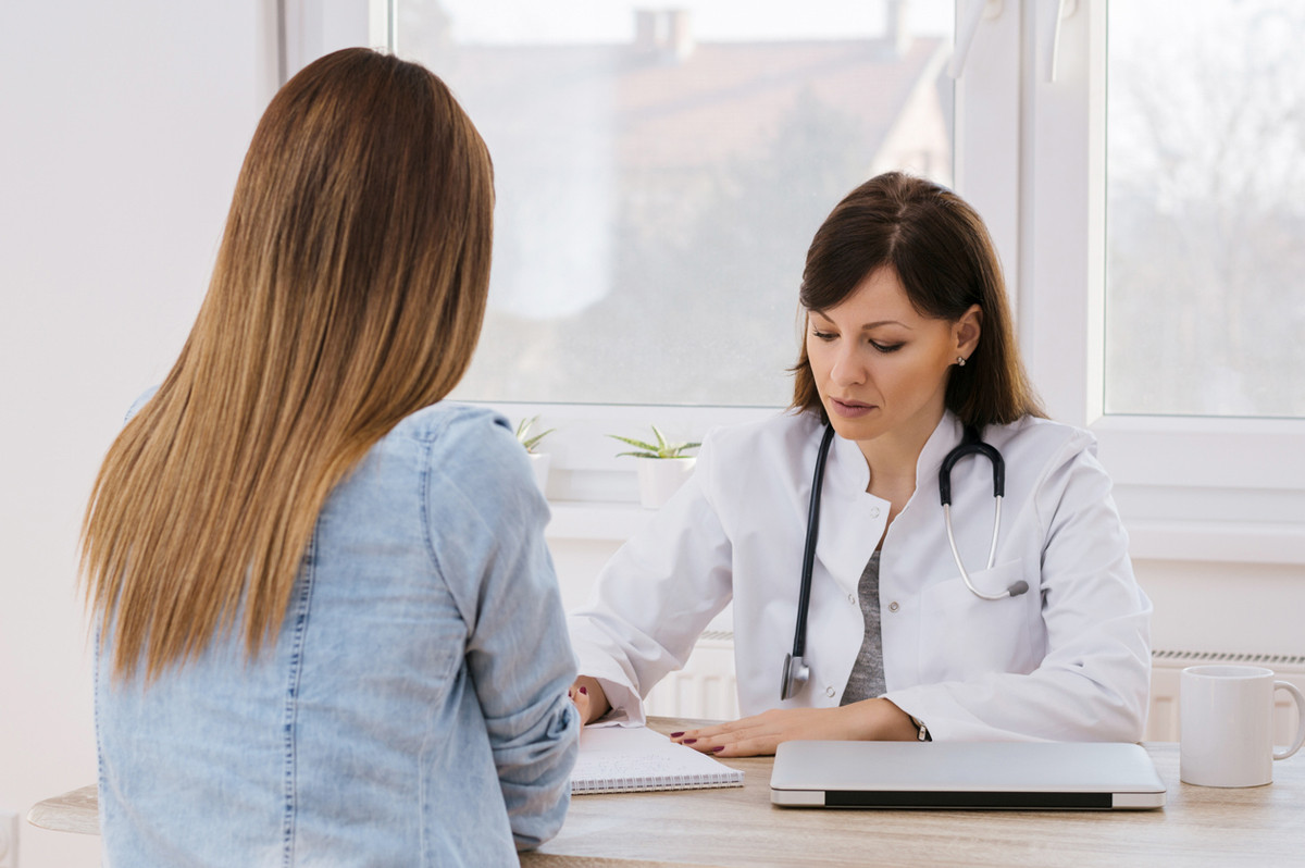 M&auml;dchen in gyn&auml;kologischer Spechstunde bei einer Frauen&auml;rztin