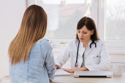 Mädchen in gynäkologischer Spechstunde bei einer Frauenärztin,  (c) Getty Imgages / nortonrsx Mädchen in gynäkologischer Spechstunde bei einer Frauenärztin,  (c) Getty Imgages / nortonrsx