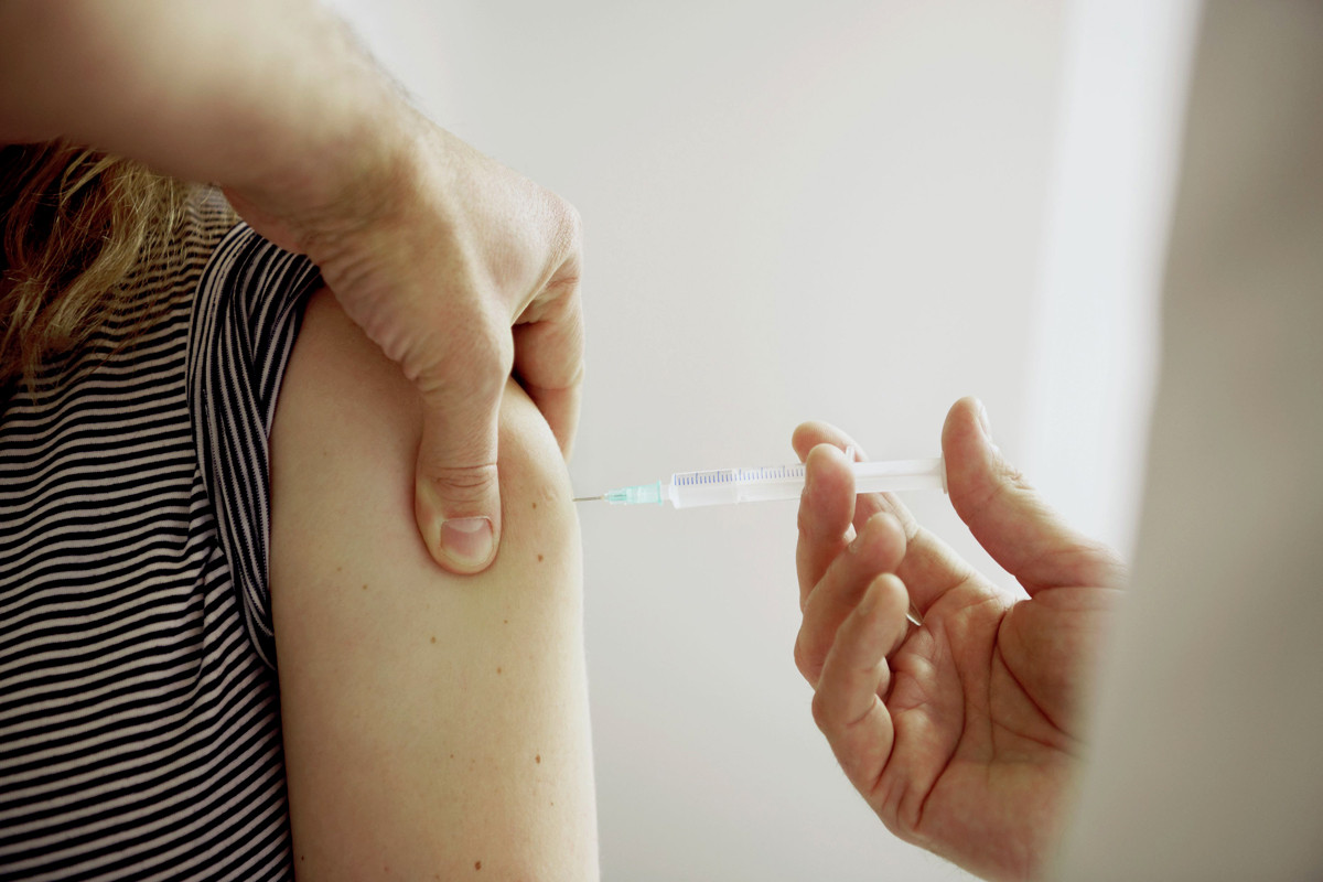 Impfung einer Jugendlichen gegen HPV Impfung einer Jugendlichen gegen HPV