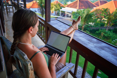 Workation & Krankenversicherung ,  (c) Getty Images / Siarhei Khaletski