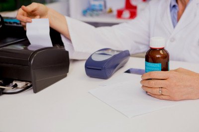 Zuzahlung in der Apotheke,  (c) Getty Images / wavebreakmedia