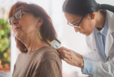 Dermatoskopie mit Auflichtmikroskop,  (c) Getty Images / gorodenkoff