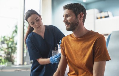 Impfung gegen G&uuml;rtelrose mit neuen Empfehlungen ,  (c) Getty Images / Gorodenkoff