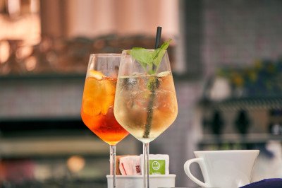 Sommer-Klassiker wie Aperol Spritz enthalten Farbstoffe. Sind diese giftig? ,  (c) Pixabay / CC0
